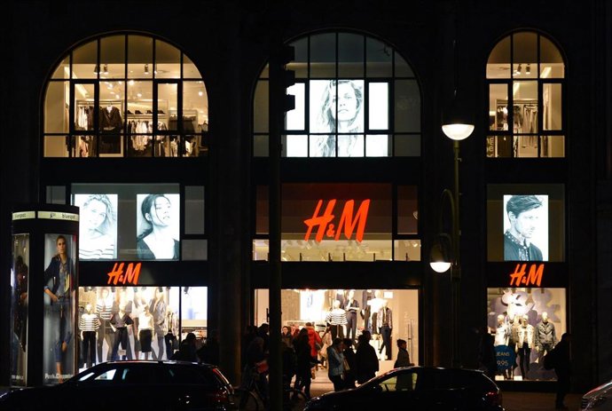Archivo - FILED - 20 February 2014, Berlin: An H&M store in Berlin. Profit surged in the first quarter of 2024 compared to the same period of the previous year for Swedish clothing retailer Hennes & Mauritz AB or H&M Group, despite weak net sales, the com