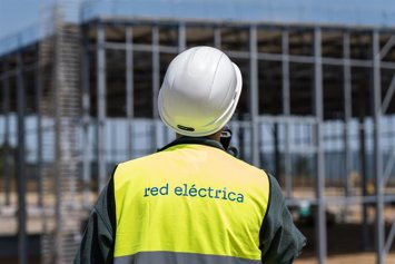 Un trabajador observa las obras en la estación conversora de Gatika por el proyecto de interconexión eléctrica de Red Eléctrica