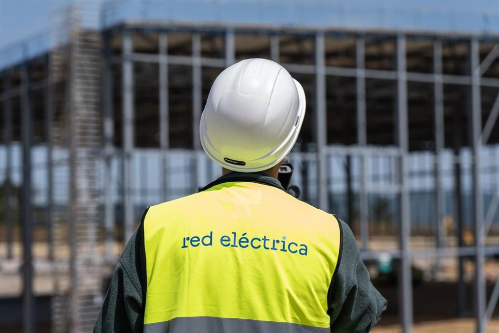 Un trabajador observa las obras en la estación conversora de Gatika por el proyecto de interconexión eléctrica de Red Eléctrica