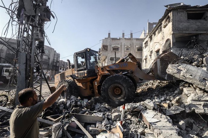 June 25, 2025, Gaza City, Gaza Strip, Palestinian Territory: Palestinians search for casualties at the site of an overnight Israeli strike on a fuel station where displaced people shelter, in Gaza City, June 25, 2025,Image: 1014894851, License: Rights-man