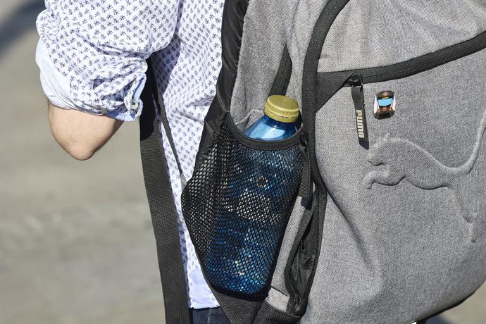 Una persona amb una botella d'aigua (arxiu)