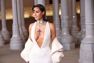 Archivo -  Kim Kardashian wearing a beaded choker and large cross necklace arrives to attend the 2024 LACMA Art Film Gala presented By Gucci 