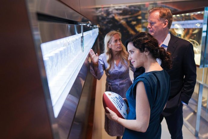 La jefa del Gobierno autonómico, Isabel Díaz Ayuso, se reúne con el comisionado de la NFL, Roger Goodell, en Nueva York