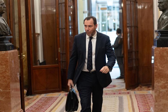 Archivo - El ministro de Transportes y Movilidad Sostenible, Óscar Puente,  llega a una sesión plenaria, en el Congreso de los Diputados, a 8 de mayo de 2025, en Madrid (España).