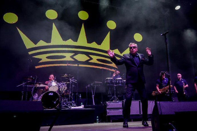 Archivo - El cantant Suggs de la banda Madness en un concert