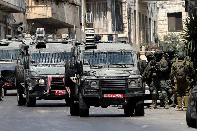 10 de junho de 2025, Territórios Palestinos, Nablus: veículos militares israelenses dirigem na cidade velha durante um ataque na cidade da Cisjordânia. Foto: Azman Nobani/dpa