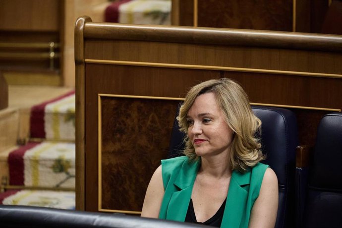 La ministra de Educación, Pilar Alegría, durante un pleno en el Congreso de los Diputados, a 25 de junio de 2025, en Madrid (España).  La sesión de control está marcada por la ofensiva del PP contra el Gobierno por el caso Koldo y por la petición del juez