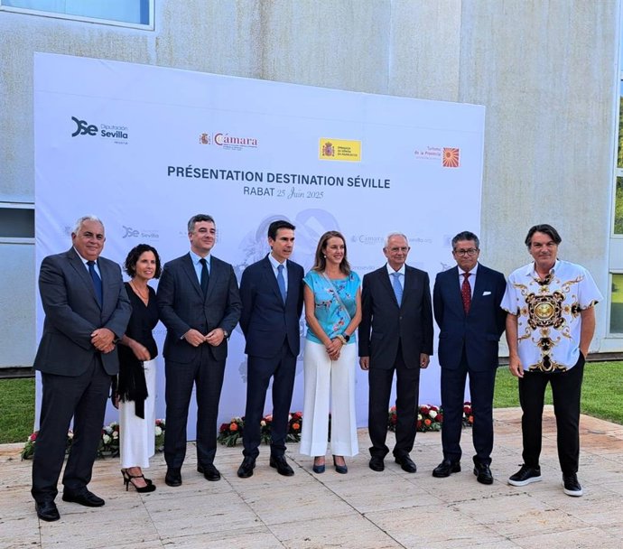 Foto de familia tras la presentación del 'Destino Sevilla' en Rabat.