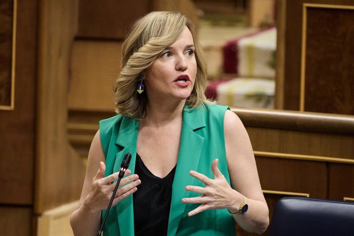 La ministra de Educación, Pilar Alegría, durante un pleno en el Congreso de los Diputados, a 25 de junio de 2025, en Madrid (España).  La sesión de control está marcada por la ofensiva del PP contra el Gobierno por el caso Koldo y por la petición del juez