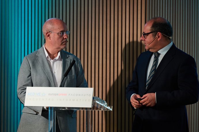 El director de AEDIVE, Arturo Pérez de Lucía (i) y el director de Faconauto, José Ignacio Moya (d), durante el Encuentro Informativo de Europa Press con AEDIVE y Faconauto