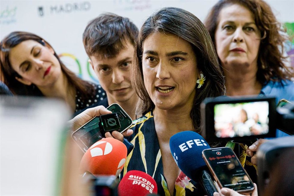 La portavoz de Más Madrid en la Asamblea, Manuela Bergerot, ofrece declaraciones a los medios durante la  presentación de la programación oficial de MADO 2025