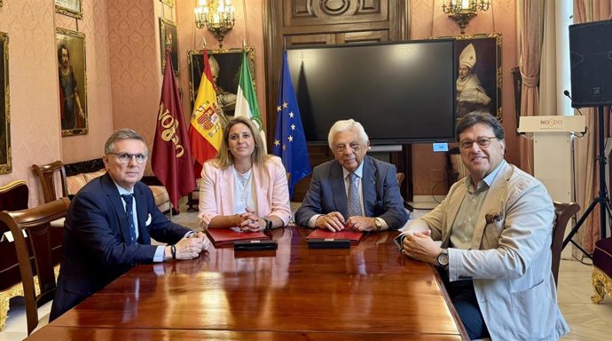 Convenio entre el Ayuntamiento y la Cámara firmado por la edil de Turismo y el presidente de la citada entidad.