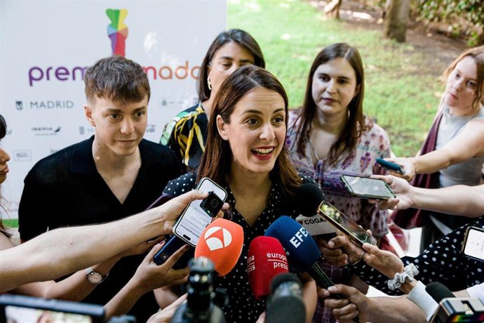 La portavoz de Más Madrid en el Ayuntamiento de Madrid, Manuela Bergerot, ofrece declaraciones a los medios durante la  presentación de la programación oficial de MADO 2025 (Madrid Orgullo), en el Museo Nacional Thyssen-Bornemisza, a 25 de junio de 2025, 