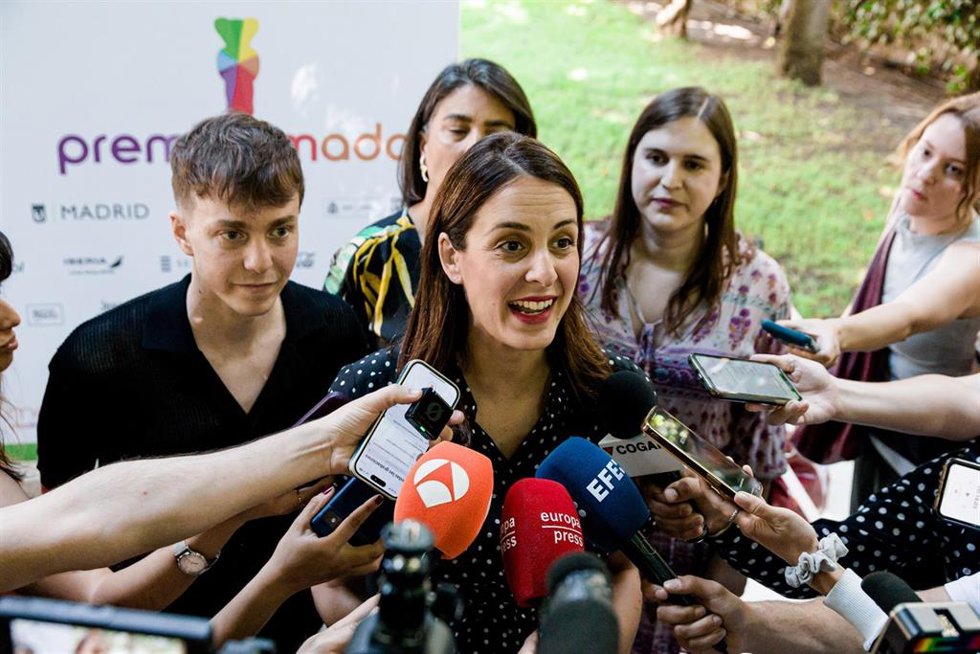 La portavoz de Más Madrid en el Ayuntamiento de Madrid, Manuela Bergerot, ofrece declaraciones a los medios durante la  presentación de la programación oficial de MADO 2025 (Madrid Orgullo), en el Museo Nacional Thyssen-Bornemisza, a 25 de junio de 2025