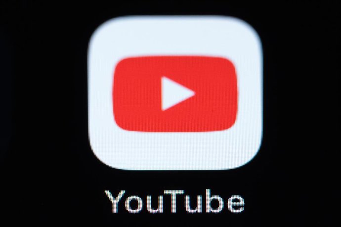 Archivo - FILED - 08 March 2022, Baden-Wuerttemberg, Rottweil: The YouTube application icon displayed on an iPhone SE. Photo: Silas Stein/dpa
