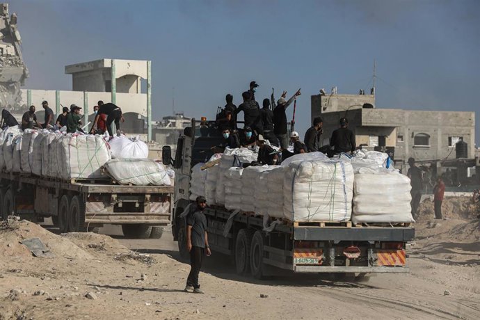 Camiones con ayuda en Beit Lahia, en el norte de la Franja de Gaza