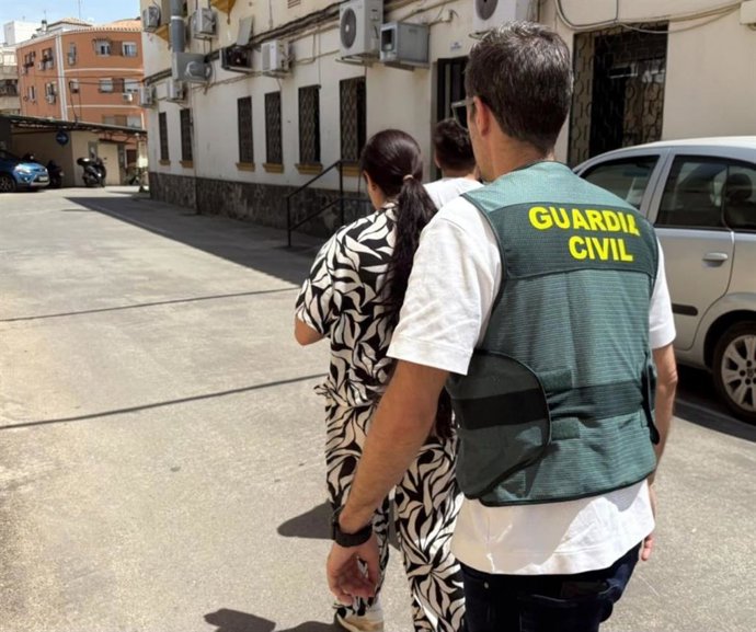 Agentes con la detenida