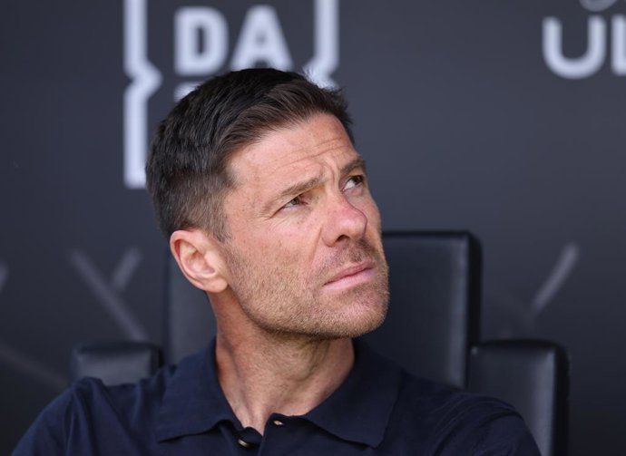 22 de junho de 2025, EUA, Charlotte: O técnico do Real Madrid, Xabi Alonso, observa a partida entre Real Madrid e CF Pachuca pela Copa do Mundo de Clubes da FIFA no Estádio Bank of America, em Charlotte. Foto: David Klein/CSM via ZUMA Press Wire/dpa