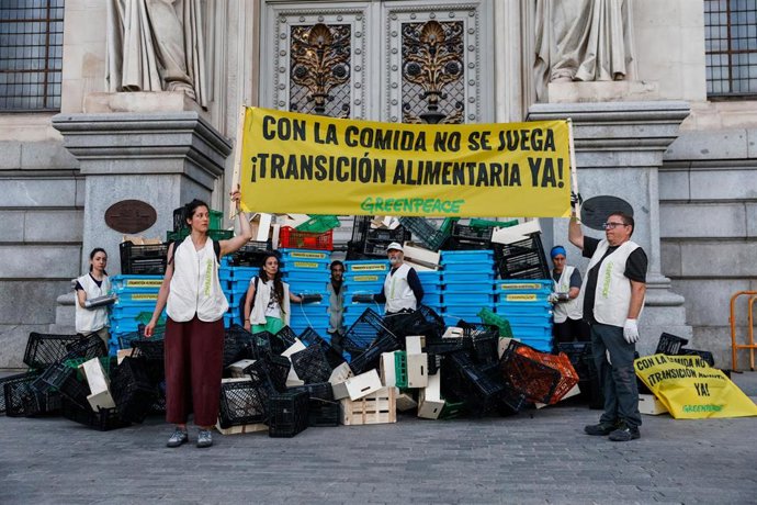 Greenpeace bloque con 300 cajas de alimentos vacías la puerta principal del Ministerio de Agricultura.