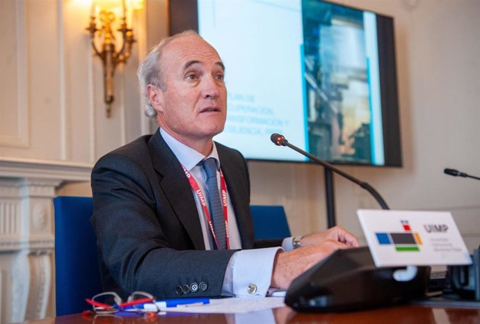 El presidente de Seopan, Julián Nuñez,  durante su intervención en el curso de verano organizado por la APIE en la Universidad Menéndez Pelayo de Santander.
