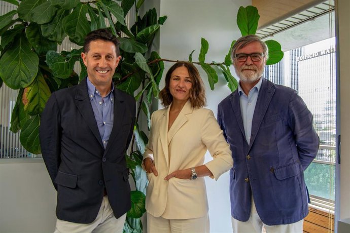 Archivo - De izquierda a derecha: El consejero delegado y fundador de T2ó ONE, Óscar Alonso, y los socios directores de Fly Me To The Moon, Berta Corrochano y Germán Herráiz