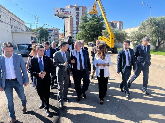El ministro Jordi Hereu (c) en la visita a las instalaciones de la futura sede Desay Sv en Linares.