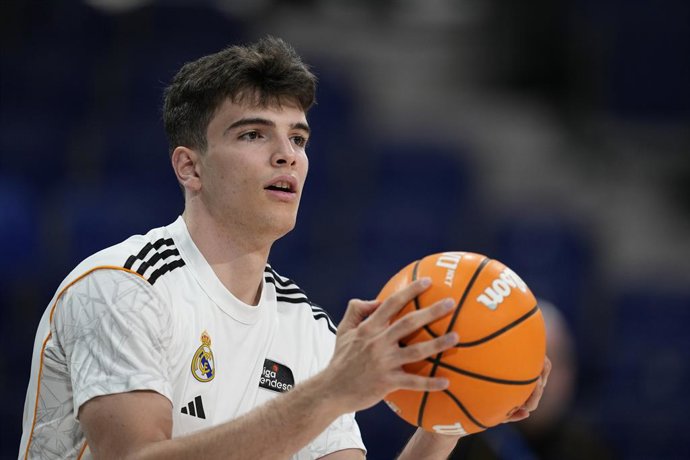 Hugo Gonzalez, do Real Madrid, aquece durante as quartas de final do Playoff da Liga Espanhola, Liga ACB Endesa, partida de basquete disputada entre Real Madrid e Saski Baskonia na Movistar Arena em 3 de junho de 2025 em Madri, Espanha.