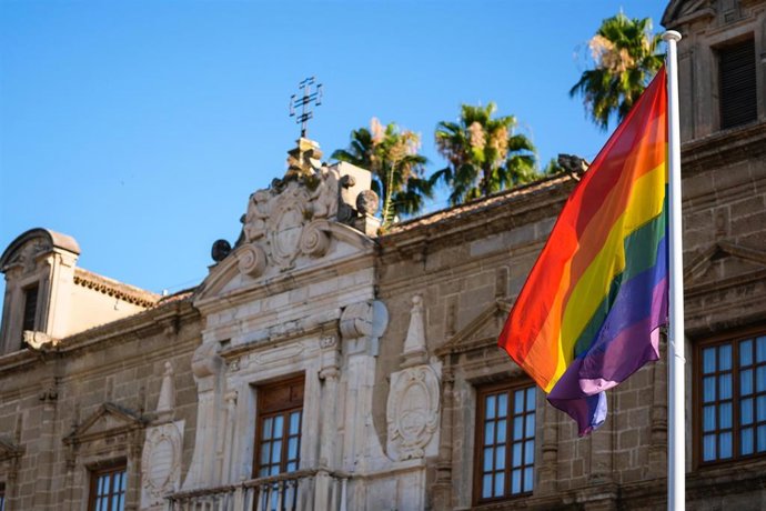 Bandera del Orgullo Lgtbi izada en la fachada del Parlamento de Andalucía.