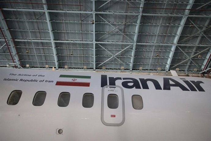 Archivo - Un avión de Iran Air en un hangar de mantenimiento en el Aeropuerto Internacional de Mehrabad en la capital de Irán, Teherán (archivo)