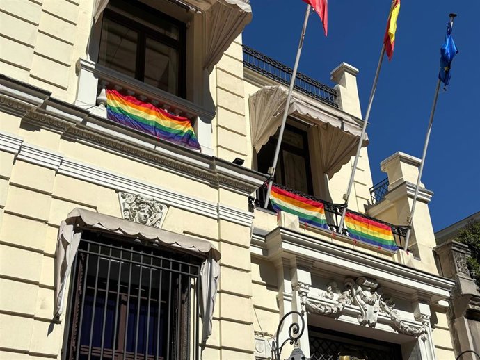 Fachada de la sede de la Delegación del Gobierno en la Comunidad de Madrid con la bandera LGTB desplegada en los balcones