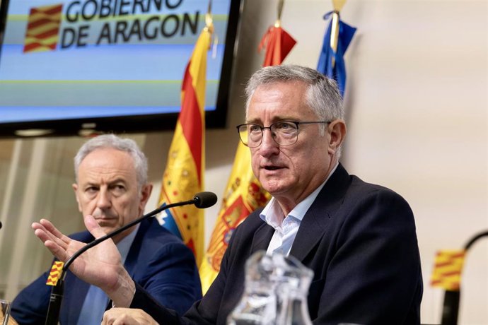 El consejero de Medio Ambiente y Turismo, Manuel Blasco, junto al director gerente del Instituto Aragonés del Agua, Luis Estaún.