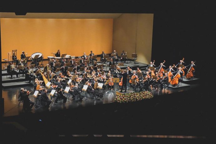 El maestro Lucas Macías dirige a la orquesta en un concierto, en foto de archivo.