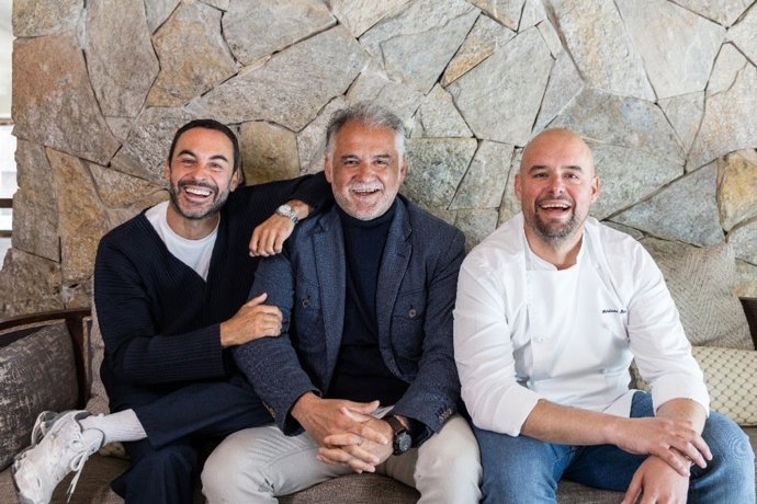Ignacio blanco, CEO de GLH Singular Restaurants, en el centro de la imagen con Gonzalo López-Hermida (izq.), COO, y Mariano Barrero, director gastronómico.