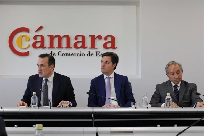 De izquierda a derecha: el abogado General del Estado, David Vilas; el secretario general de la Cámara de Comercio de España, Adolfo Díaz-Ambrona; y el director general de lo Contencioso de la Abogacía General del Estado, Jesús Moreno.