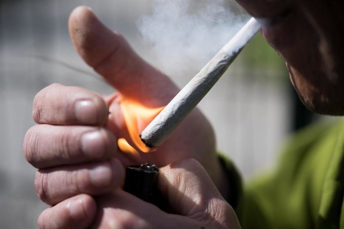 Archivo - FILED - 27 March 2024, Berlin: A man smokes a cannabis cigarette. A study conducted in the United States revealed that regular cannabis use impacts the heart and cardiovascular system in a manner comparable to tobacco smoking. Photo: Sebastian G