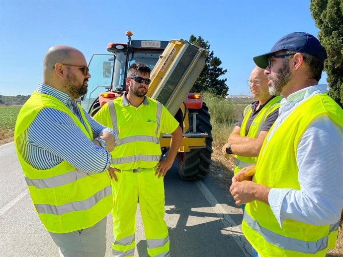 Javier Bello en El Torno supervisando los trabajos de desbroce en los márgenes de las carreteras.