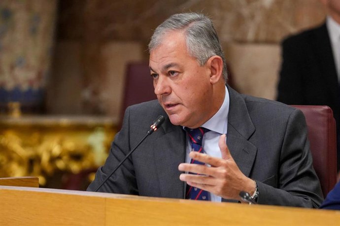 Archivo - El alcalde de Sevilla, José Luis Sanz interviene en la Sesión de Pleno ordinario del Ayuntamiento de Sevilla (imagen de archivo).