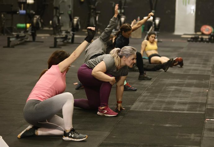 Archivo - Arxive - Diverses persones realitzen exercici en un gimnàs (arxiu)