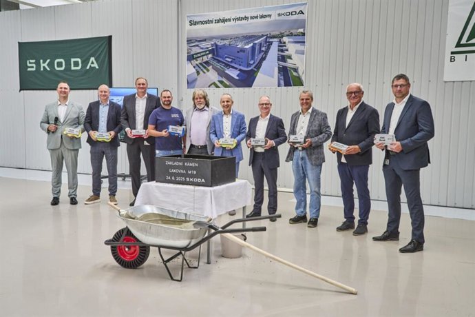 Skoda coloca la primera piedra de su nueva planta de pintura en su sede principal de República Checa.