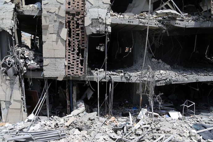 Daños materiales en un edificio alcanzado por un bombardeo ejecutado por el Ejército de Israel contra la capital de Irán, Teherán (archivo)