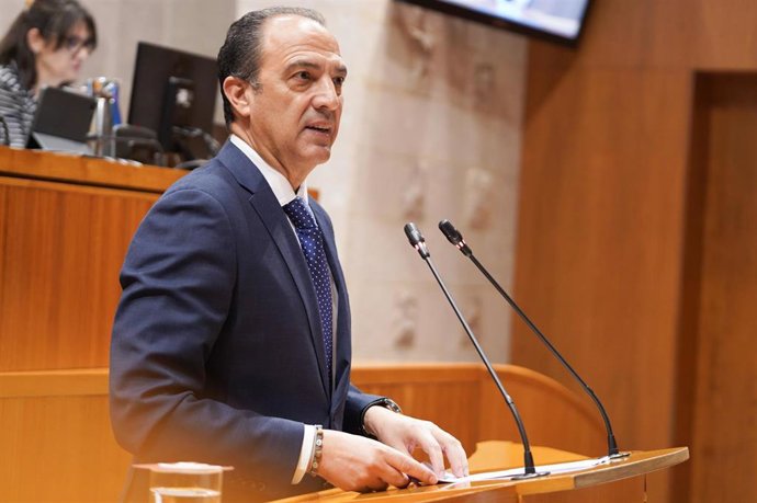 Archivo - El consejero de Sanidad del Gobierno de Aragón, José Luis Bancalero Flores.