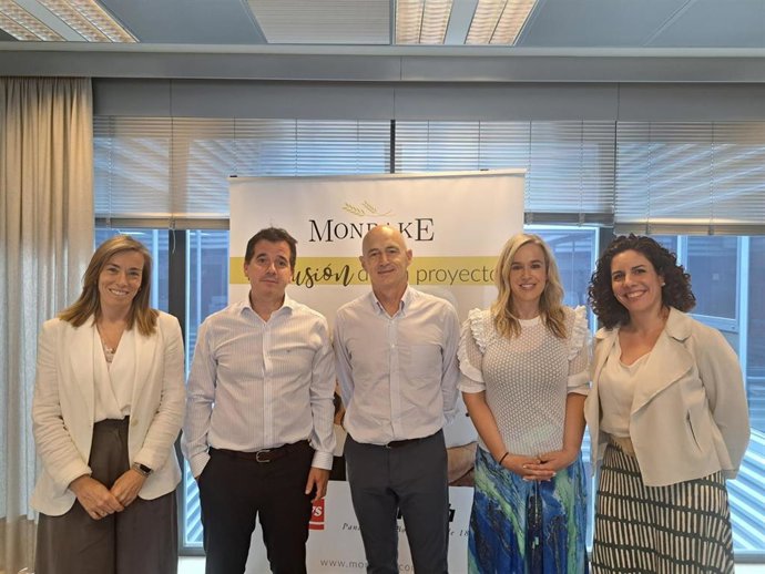 De izquierda a derecha: Virginia San Miguel, directora de Marketing; el consejero Mikel Irujo; Aurelio Antuña, CEO; Garbiñe Basterra, directora general; y Marta Artajona, directora Económico-Fiscal.