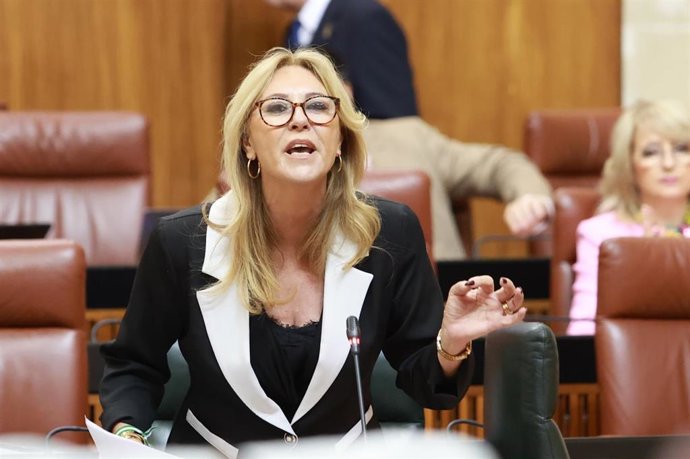 La consejera de Economía y portavoz del Gobierno andaluz, Carolina España, este jueves en el Pleno del Parlamento.
