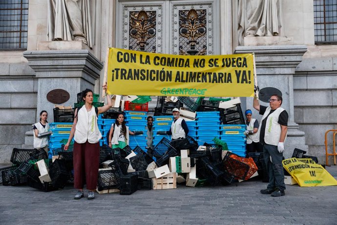 Greenpeace bloque con 300 cajas de alimentos vacías la puerta principal del Ministerio de Agricultura.