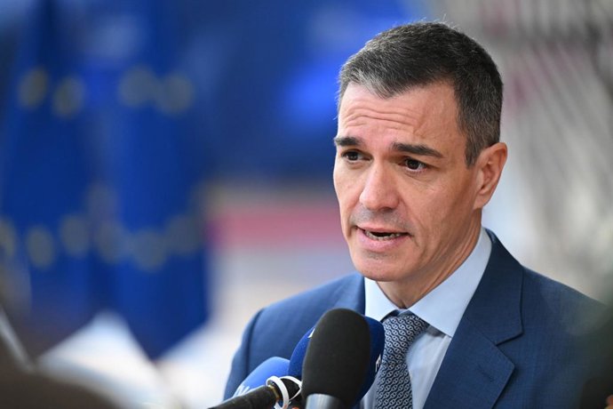Archivo - Arquivo - O Presidente do Governo, Pedro Sánchez, falando em sua chegada ao Conselho Europeu em Bruxelas.