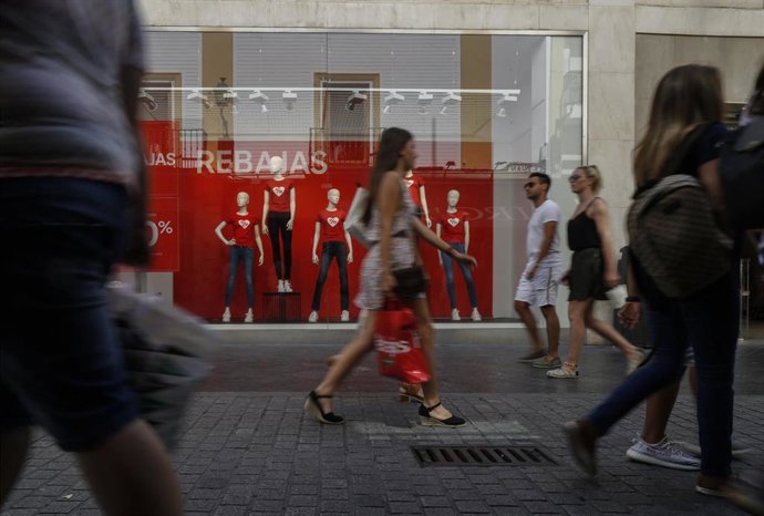 Archivo - (Foto de ARCHIVO) Imágenes de Recurso de las rebajas de Verano    María José López / Europa Press SEVILLA, 01.07.19. Imágenes de recusos de las rebajas de verano. 01/7/2019