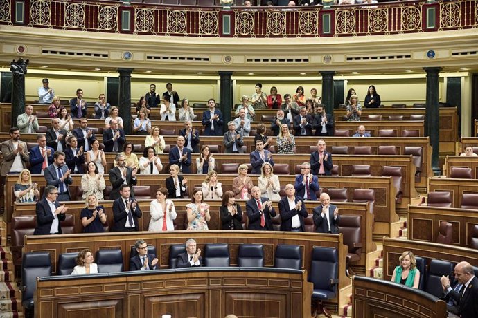Aplauso de la bancada socialista durante un pleno en el Congreso de los Diputados, a 25 de junio de 2025, en Madrid (España).  