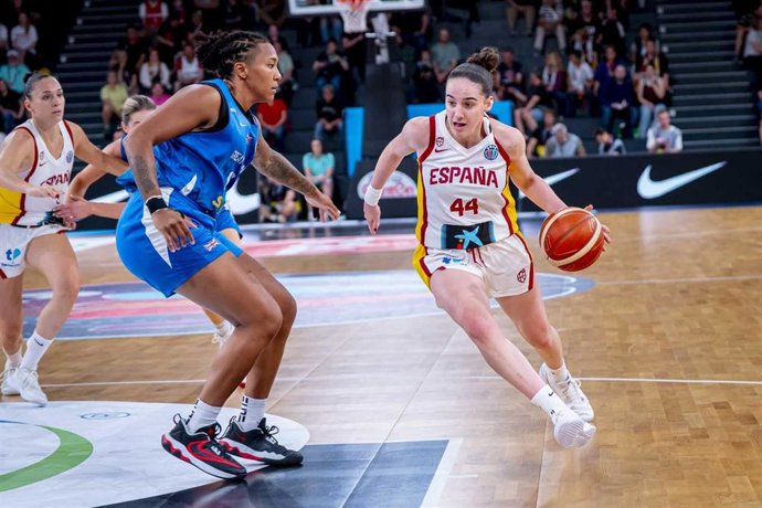 Iyana Martín, durante un partido con la selección española en el Eurobasket Femenino 2025.