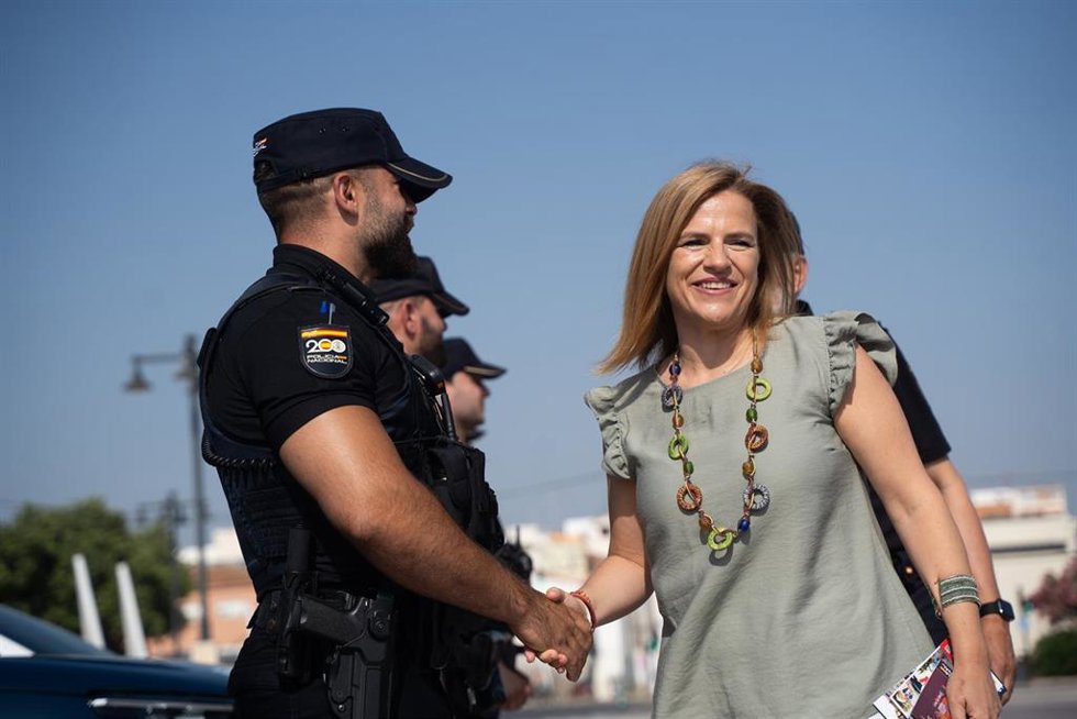 La delegada del Gobierno en la Comunitat Valenciana, Pilar Bernabé, saluda al cuerpo de la Policía Nacional antes de presentar la campaña Operación Verano 2025 del Ministerio de Interior
