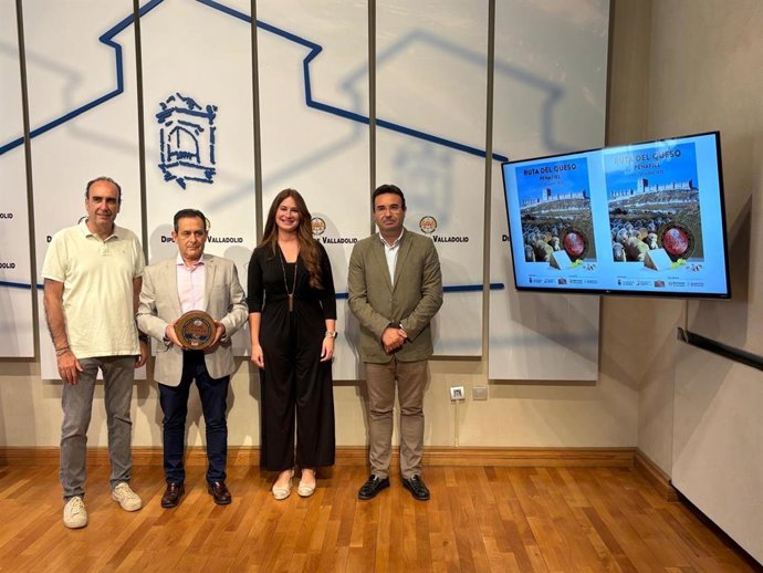 La diputada de Cultura, Yolanda Burgoa; el alcalde de Peñafiel, Roberto Díez González, y el presidente de la fábrica Flor de Esgueva, Julio Morillo.